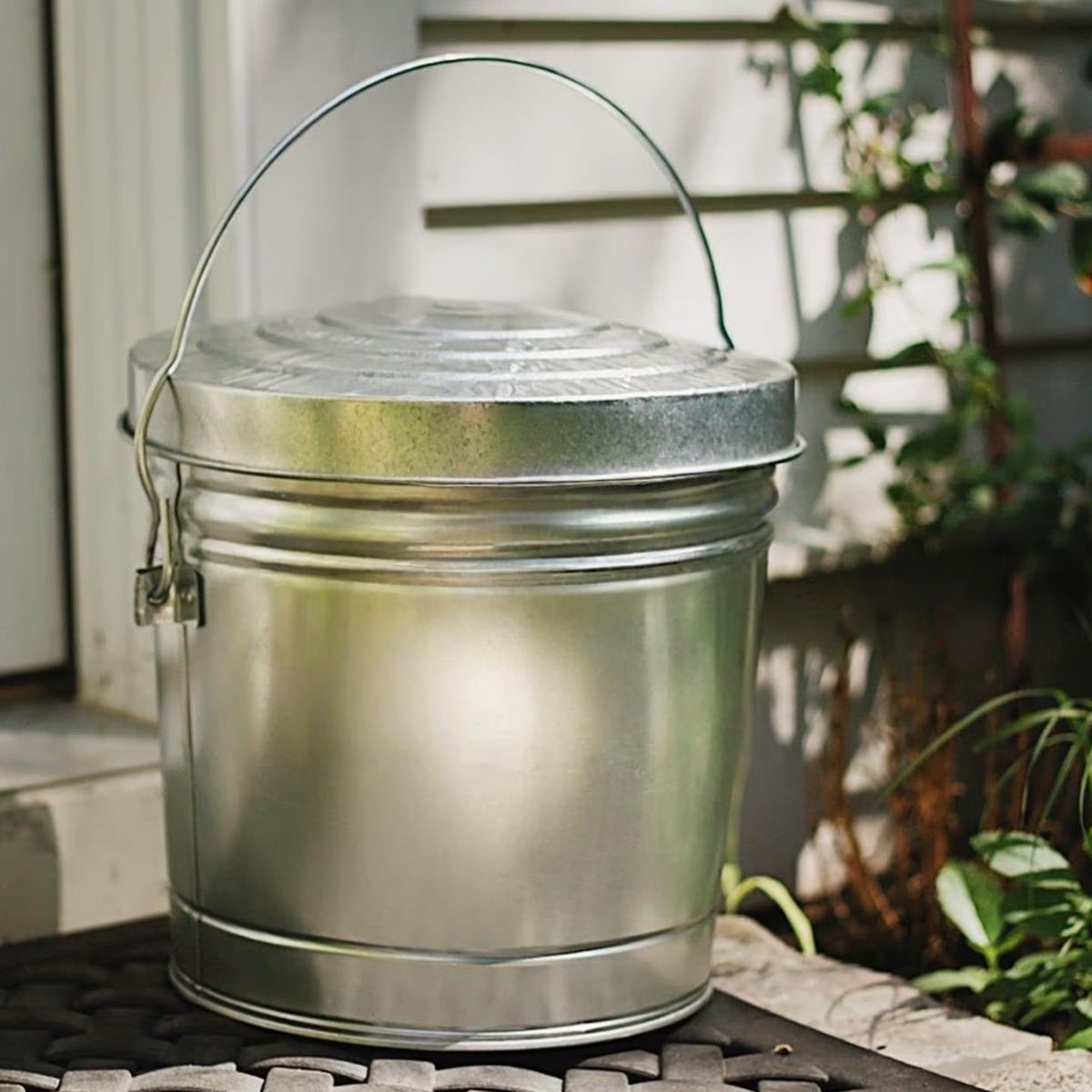 6-Gallon Galvanized Steel Storage Can with Locking Lid J102